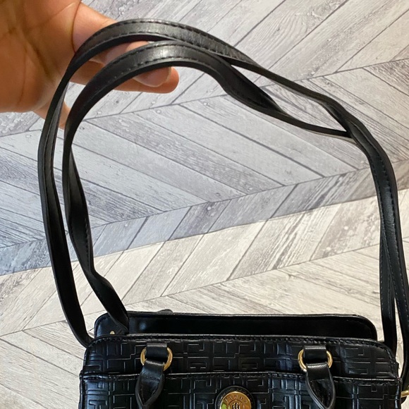 NEW TOMMY HILFIGER CROSSBODY/SHOULDER &  WRISTLET BAG COLOR BLACK - Picture 6 of 11